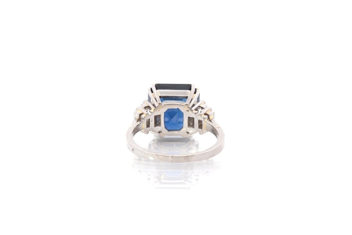 Bague Solitaire en or blanc, saphir, et diamants - Castafiore