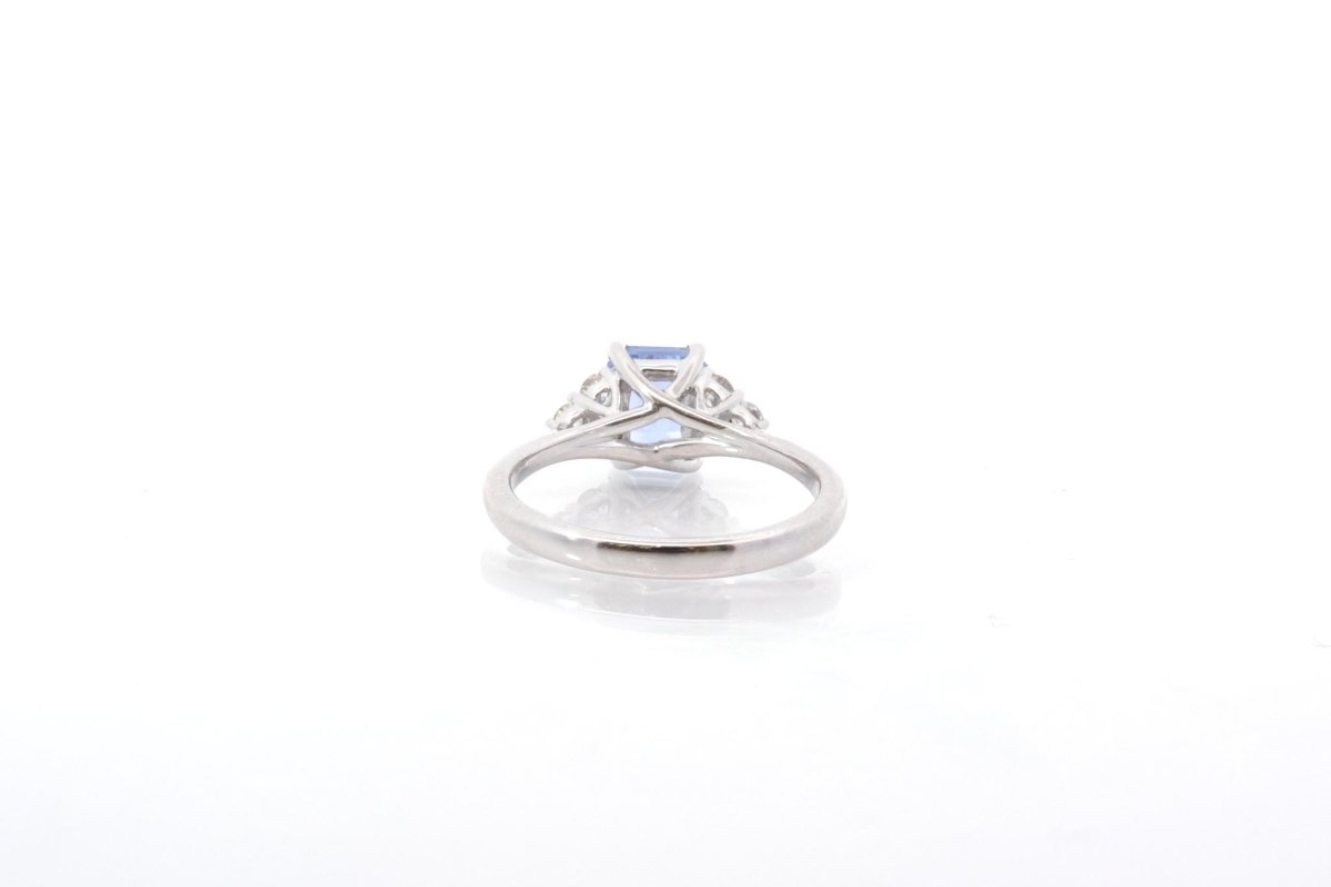 Bague Solitaire en or blanc, saphir, et diamants - Castafiore