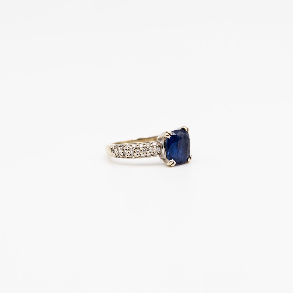 Bague Solitaire en or blanc, saphir et diamants - Castafiore