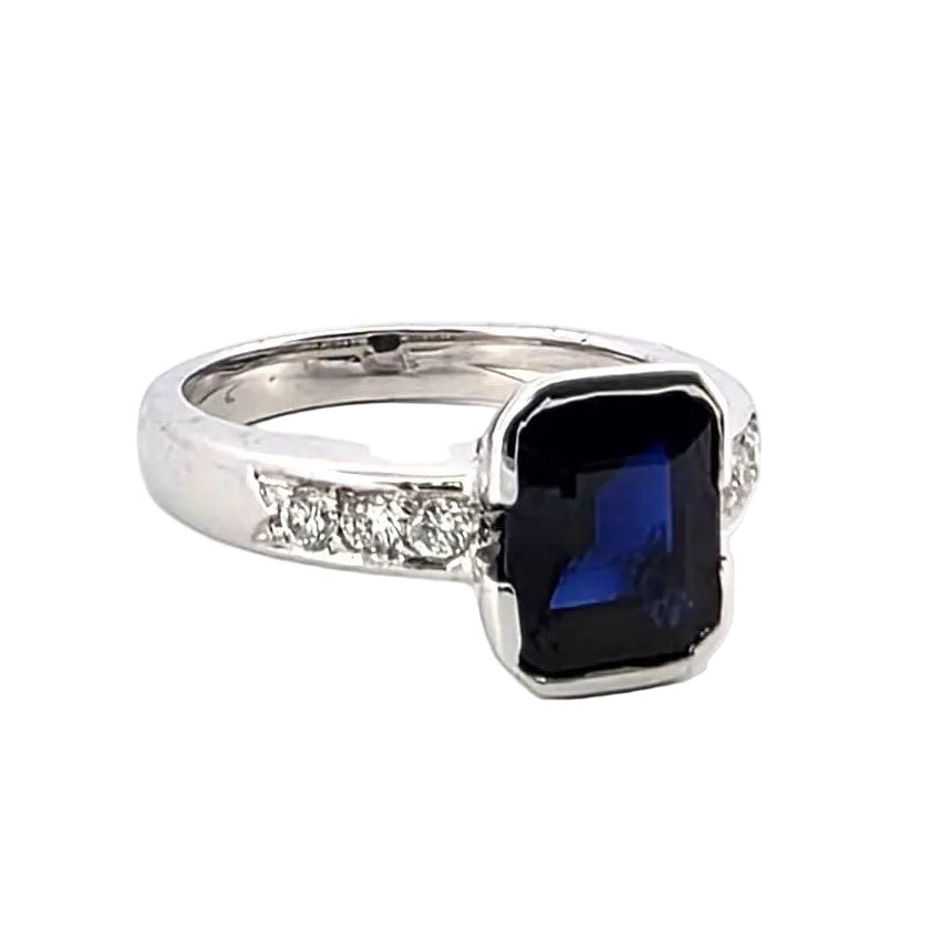 Bague Solitaire en or blanc, saphir et diamants - Castafiore