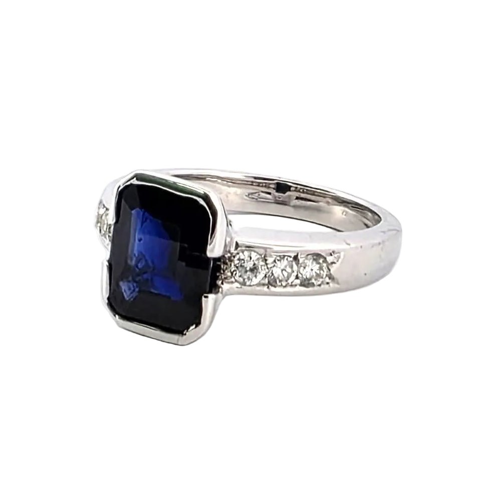 Bague Solitaire en or blanc, saphir et diamants - Castafiore