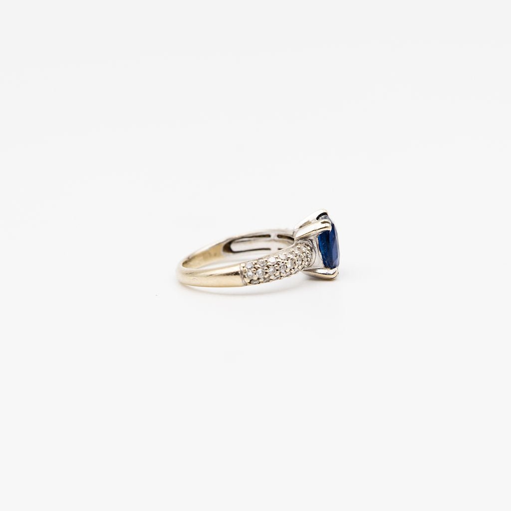 Bague Solitaire en or blanc, saphir et diamants - Castafiore