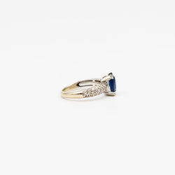 Bague Solitaire en or blanc, saphir et diamants - Castafiore