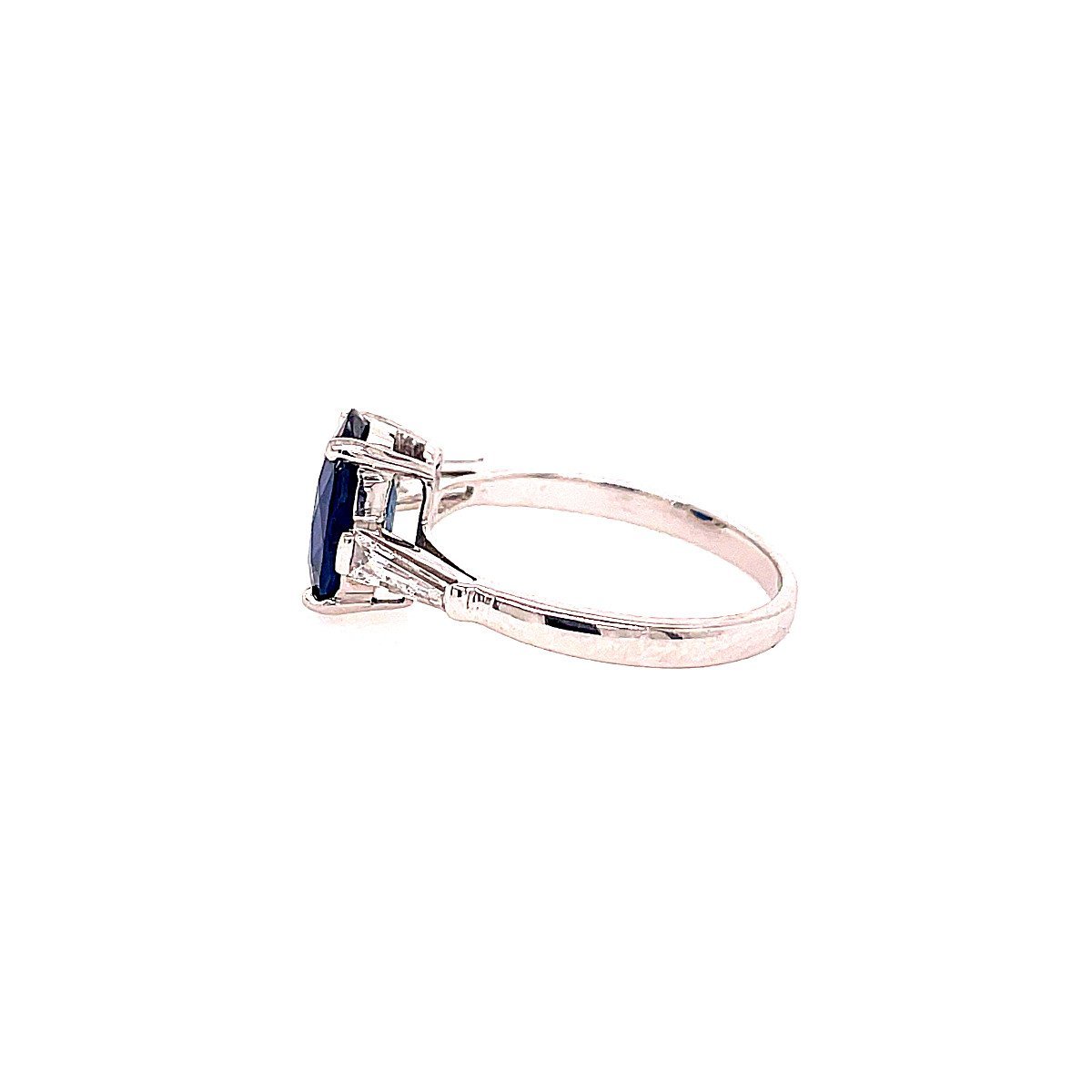Bague Solitaire en or blanc, saphir, et diamants - Castafiore