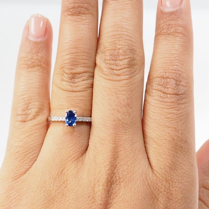 Bague solitaire en or blanc, saphir et diamants - Castafiore