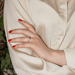 Bague Solitaire en or blanc, saphir et diamants - Castafiore