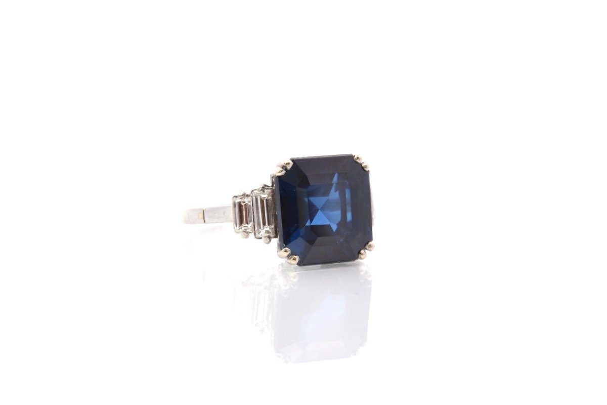 Bague Solitaire en or blanc, saphir, et diamants - Castafiore