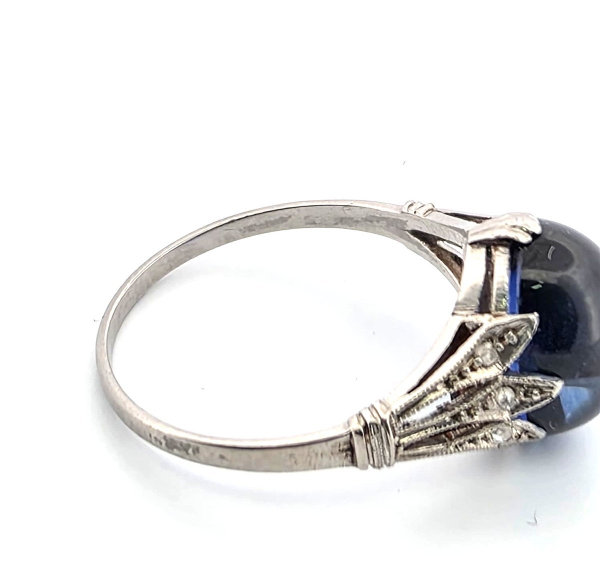 Bague Solitaire en or blanc, saphir et diamants - Castafiore