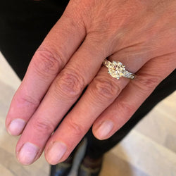 Bague Solitaire en or gris et diamants - Castafiore