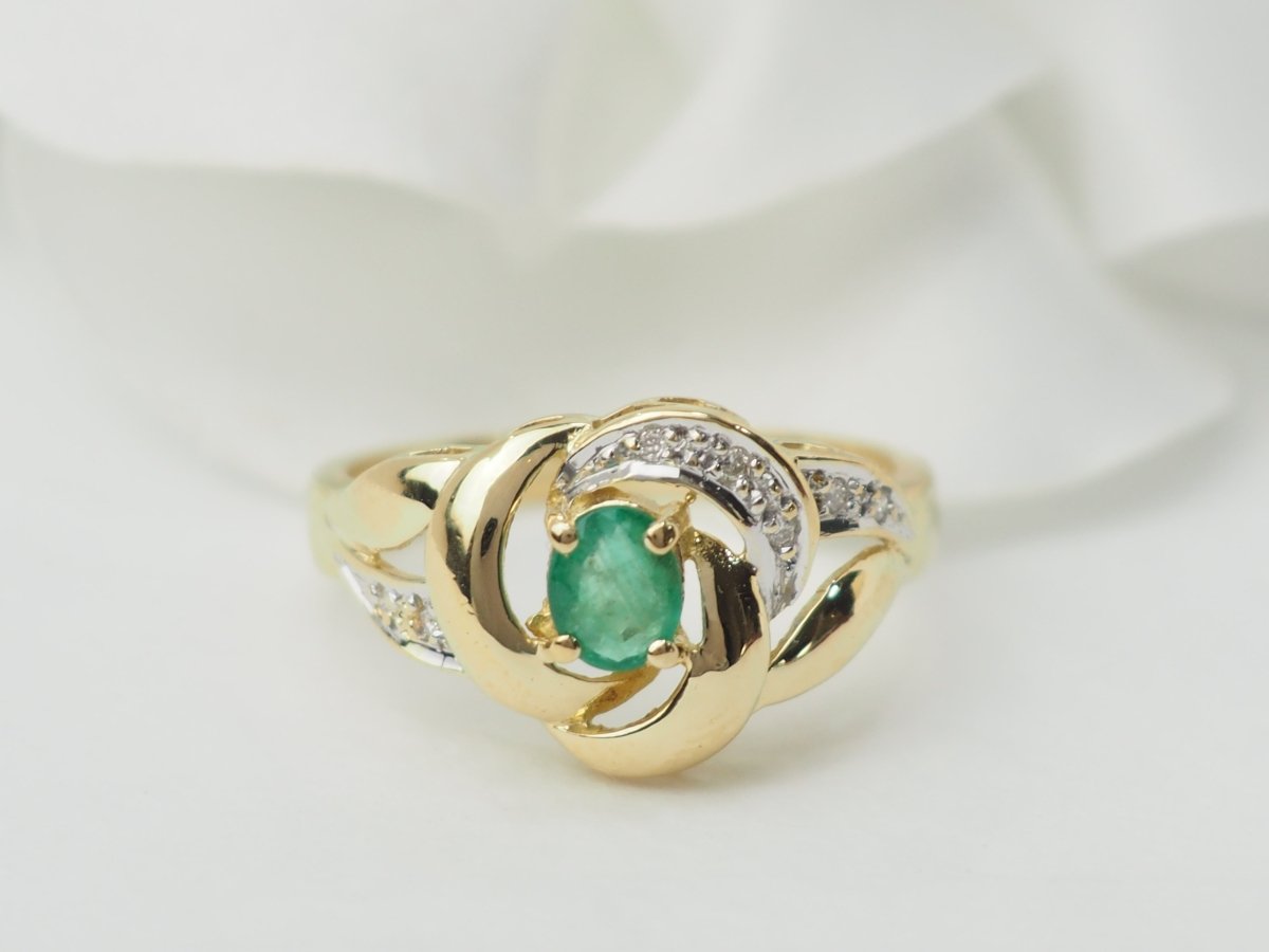 Bague Solitaire en or jaune, émeraude et diamants - Castafiore