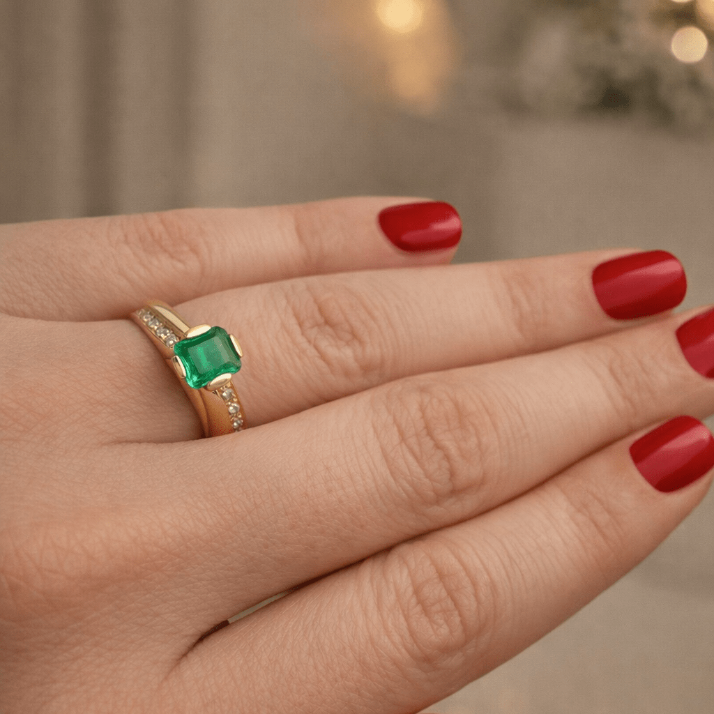 Bague Solitaire en or jaune, émeraude et diamants - Castafiore