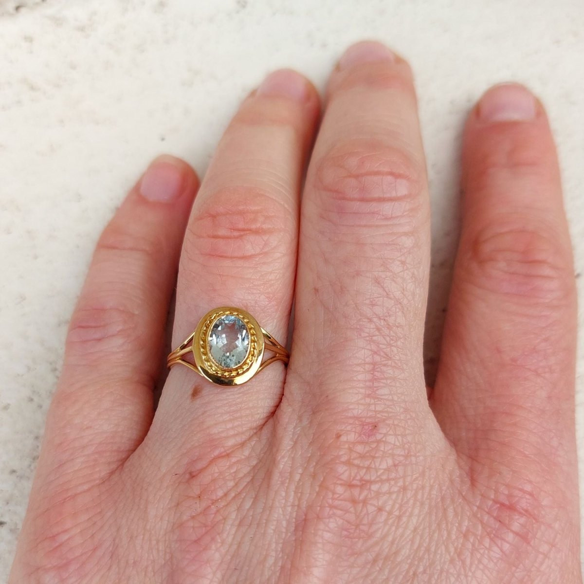 Bague Solitaire en or jaune et aigue - marine - Castafiore