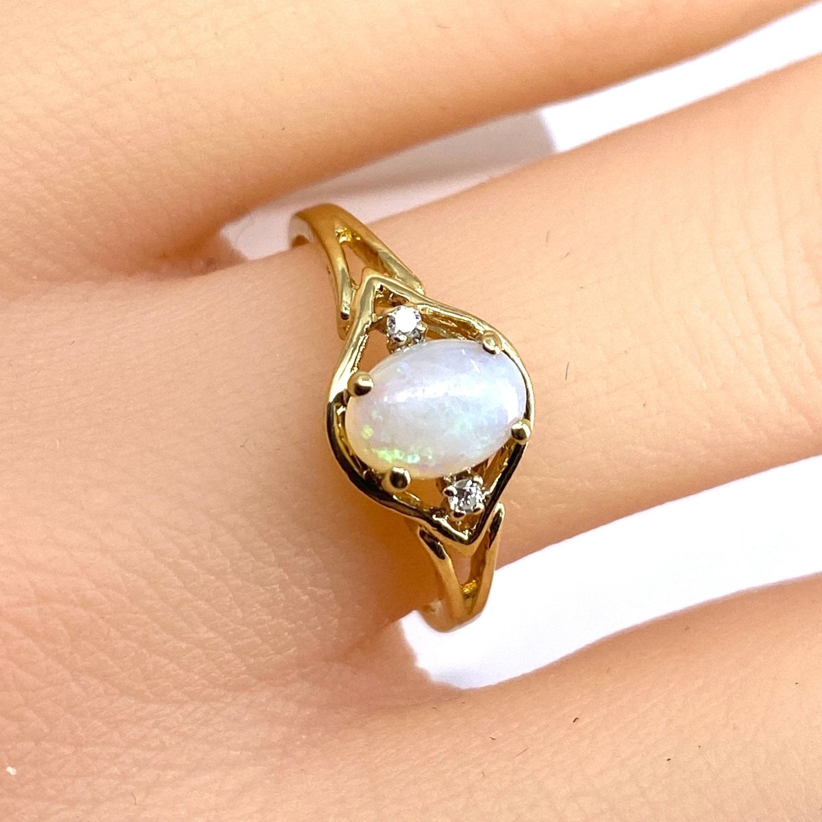 Bague Solitaire en or jaune, opale et diamants - Castafiore