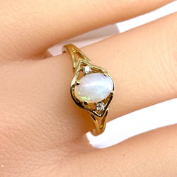 Bague Solitaire en or jaune, opale et diamants - Castafiore