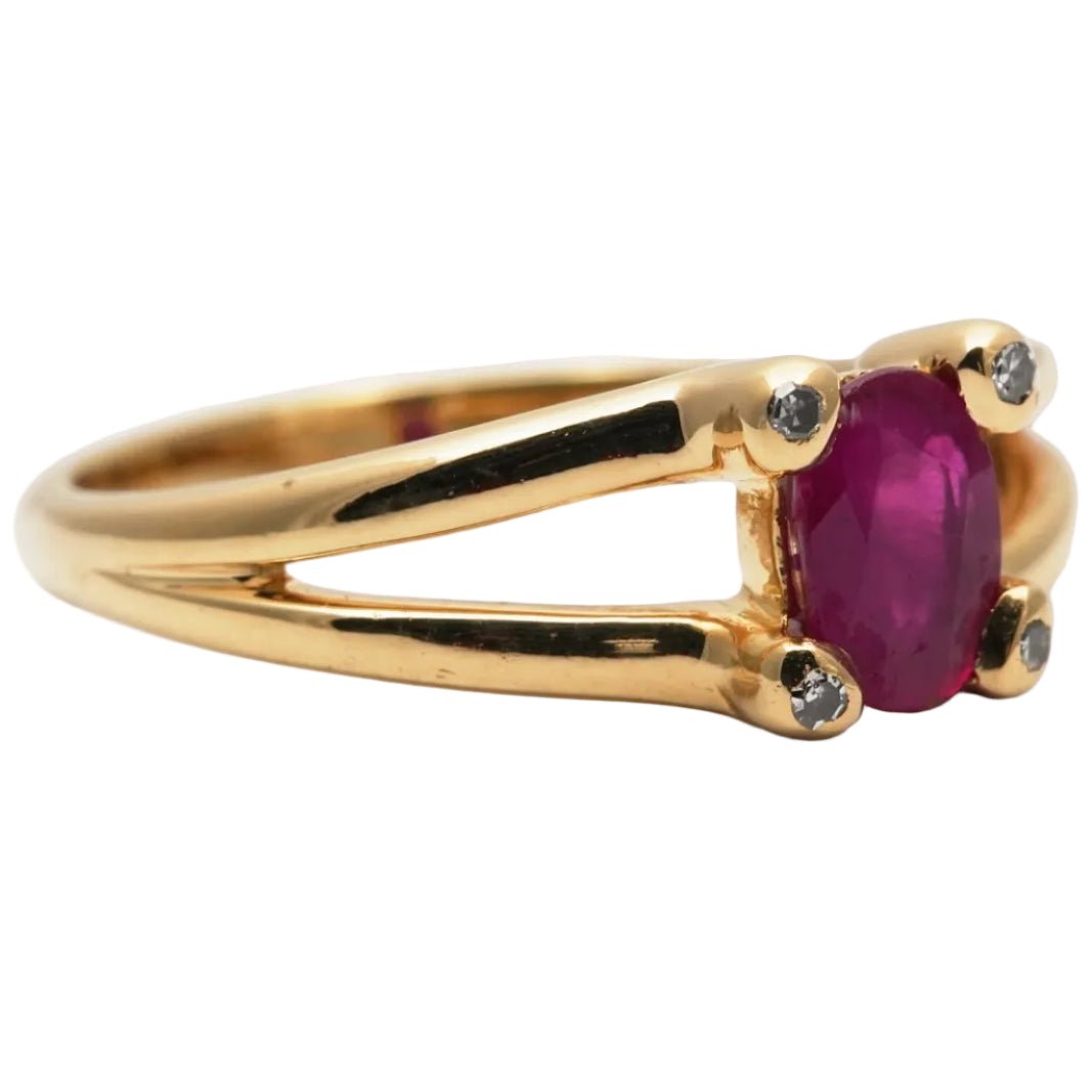Bague Solitaire en or jaune, rubis et diamants - Castafiore