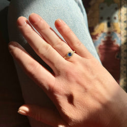 Bague Solitaire en or jaune, saphir et diamants - Castafiore