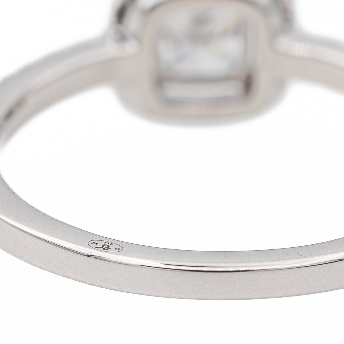 Bague Solitaire MESSIKA "M - love coussin" en or blanc et diamants - Castafiore