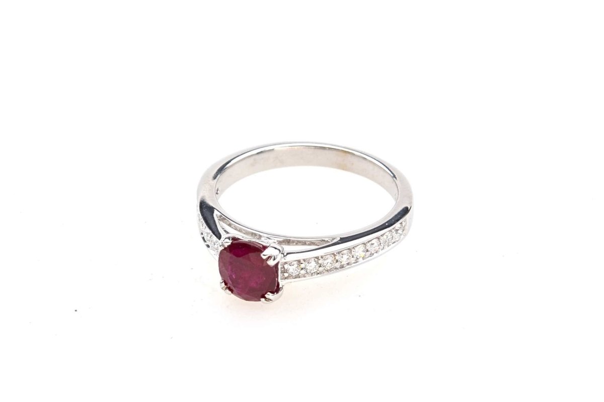 Bague solitaire rubis diamants en or blanc 18k - Castafiore