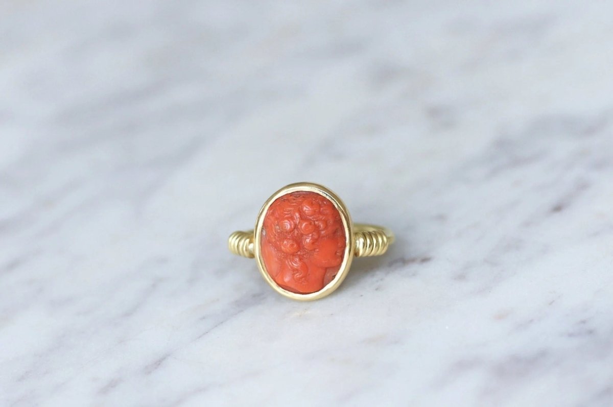 Bague style antique camée corail - Castafiore