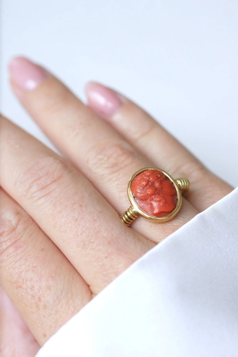 Bague style antique camée corail - Castafiore