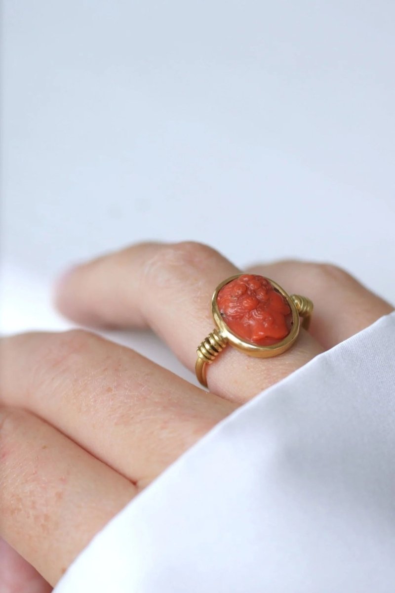 Bague style antique camée corail - Castafiore