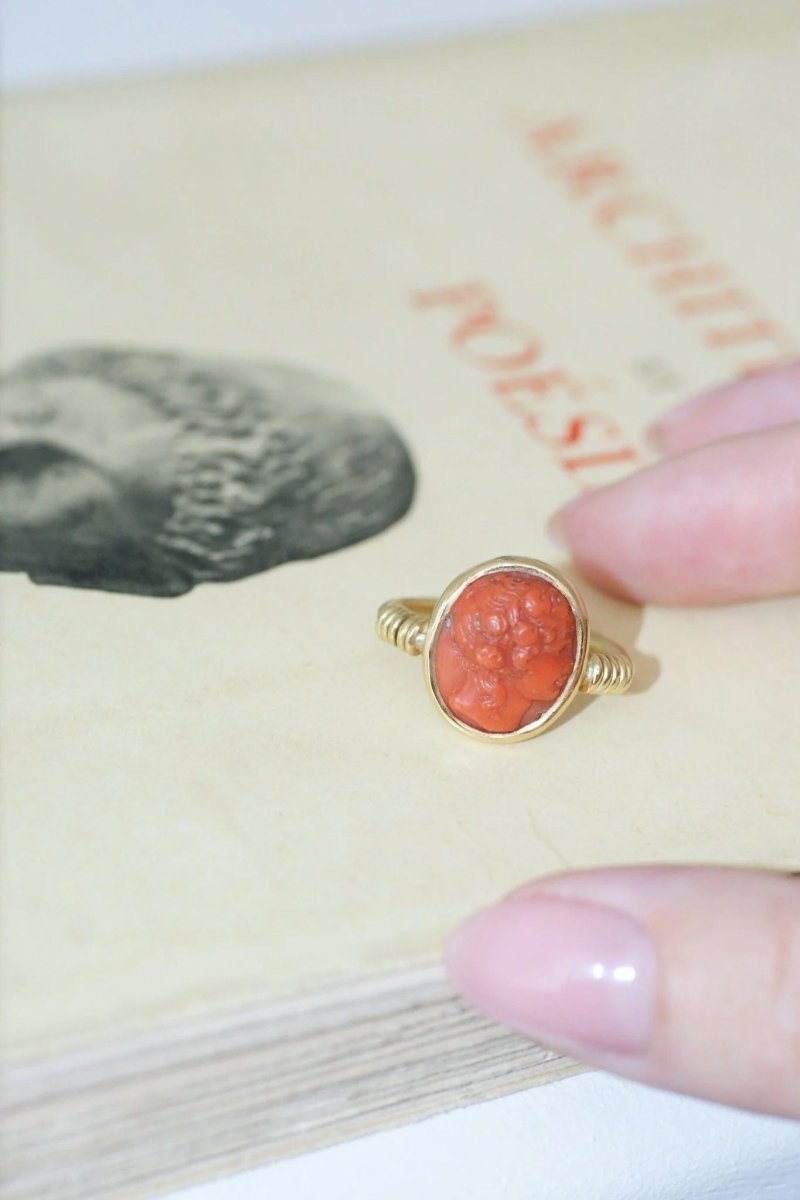 Bague style antique camée corail - Castafiore