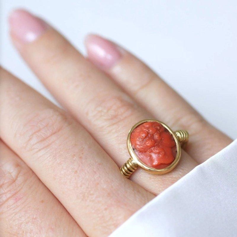 Bague style antique camée corail - Castafiore