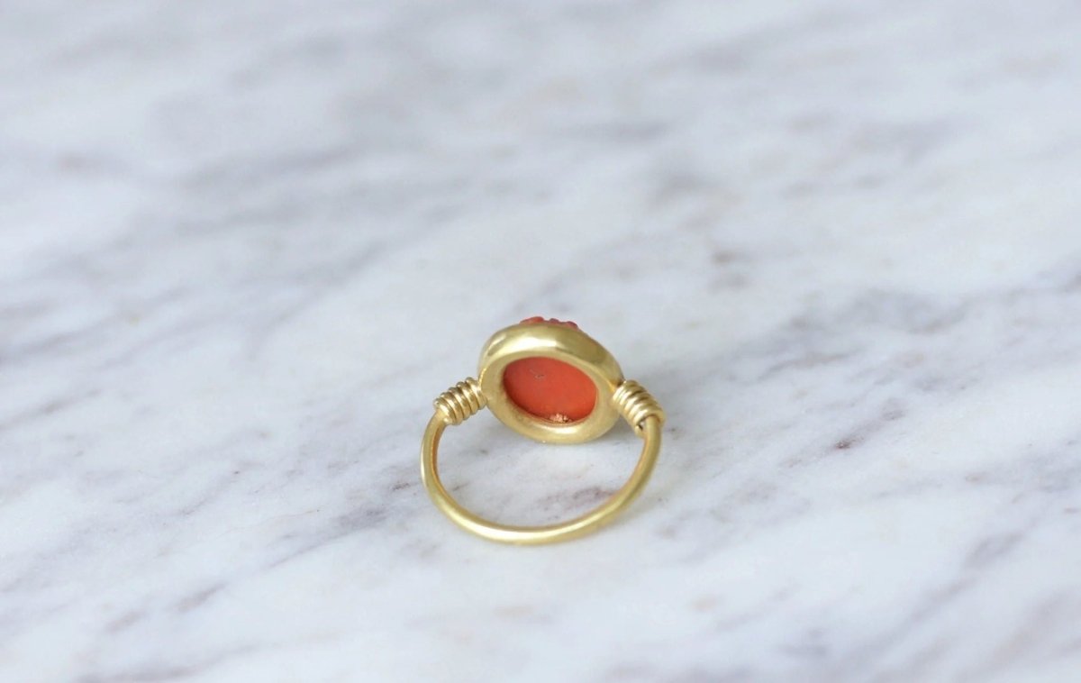 Bague style antique camée corail - Castafiore