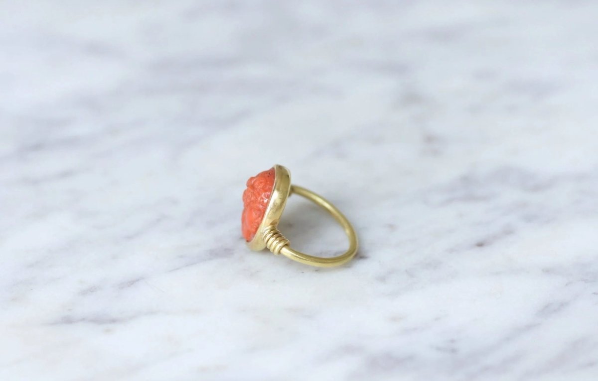 Bague style antique camée corail - Castafiore