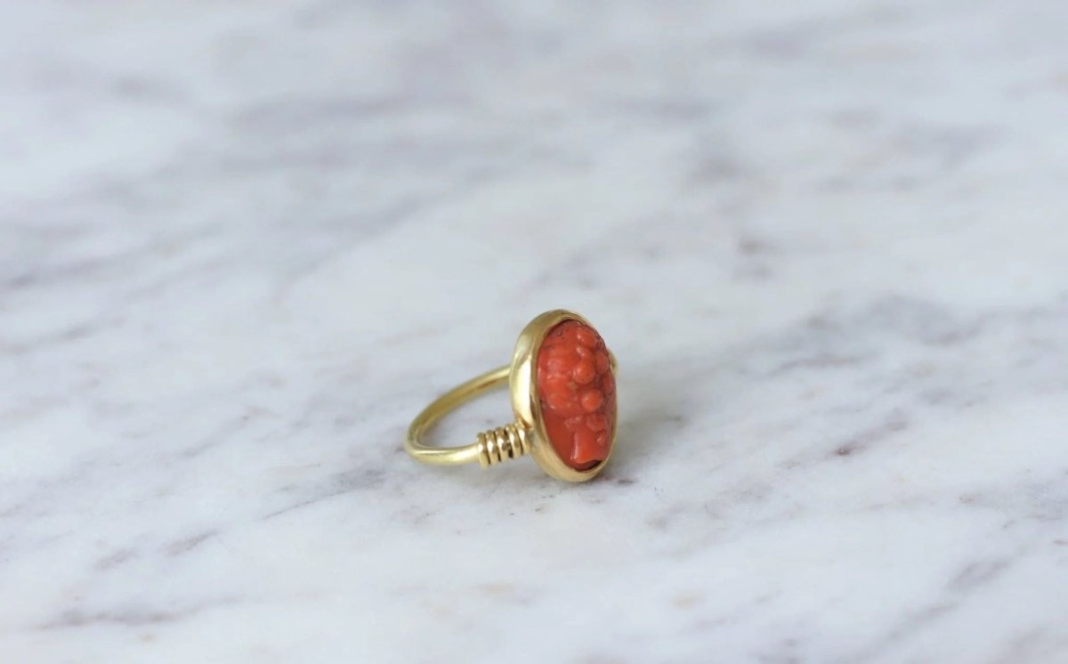 Bague style antique camée corail - Castafiore