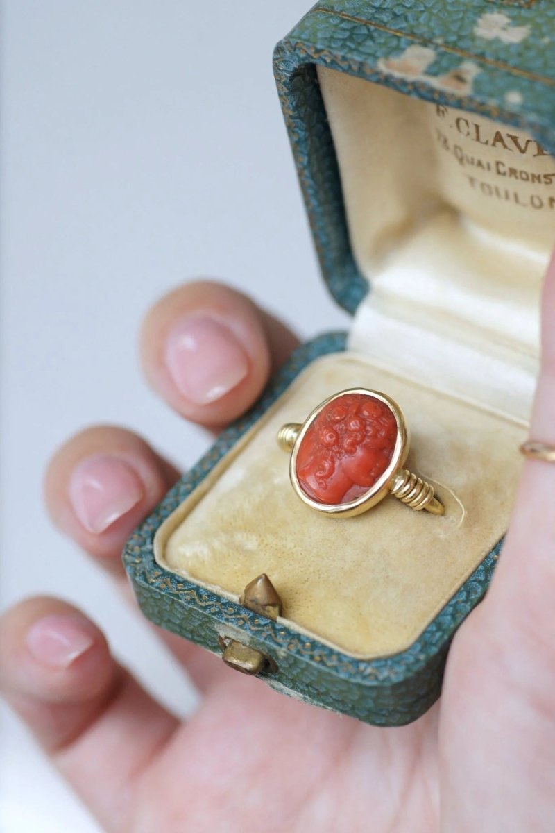 Bague style antique camée corail - Castafiore
