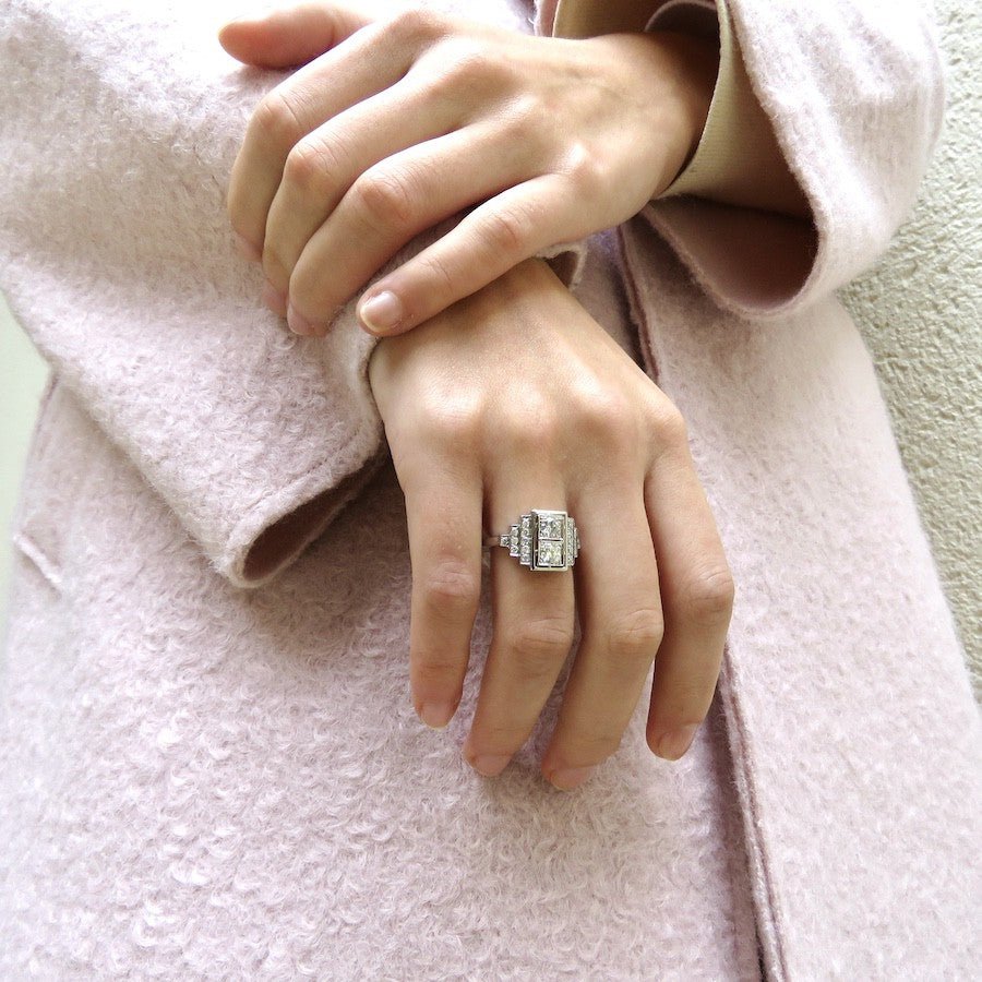 Bague style art déco en or gris 18k avec 0,90 Cts de diamants brillants. Taille 54 - 55. - Castafiore