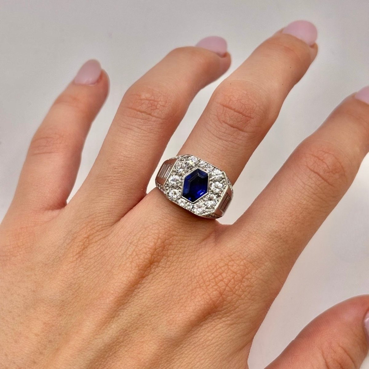 Bague Tank en or blanc, saphir et diamants - Castafiore