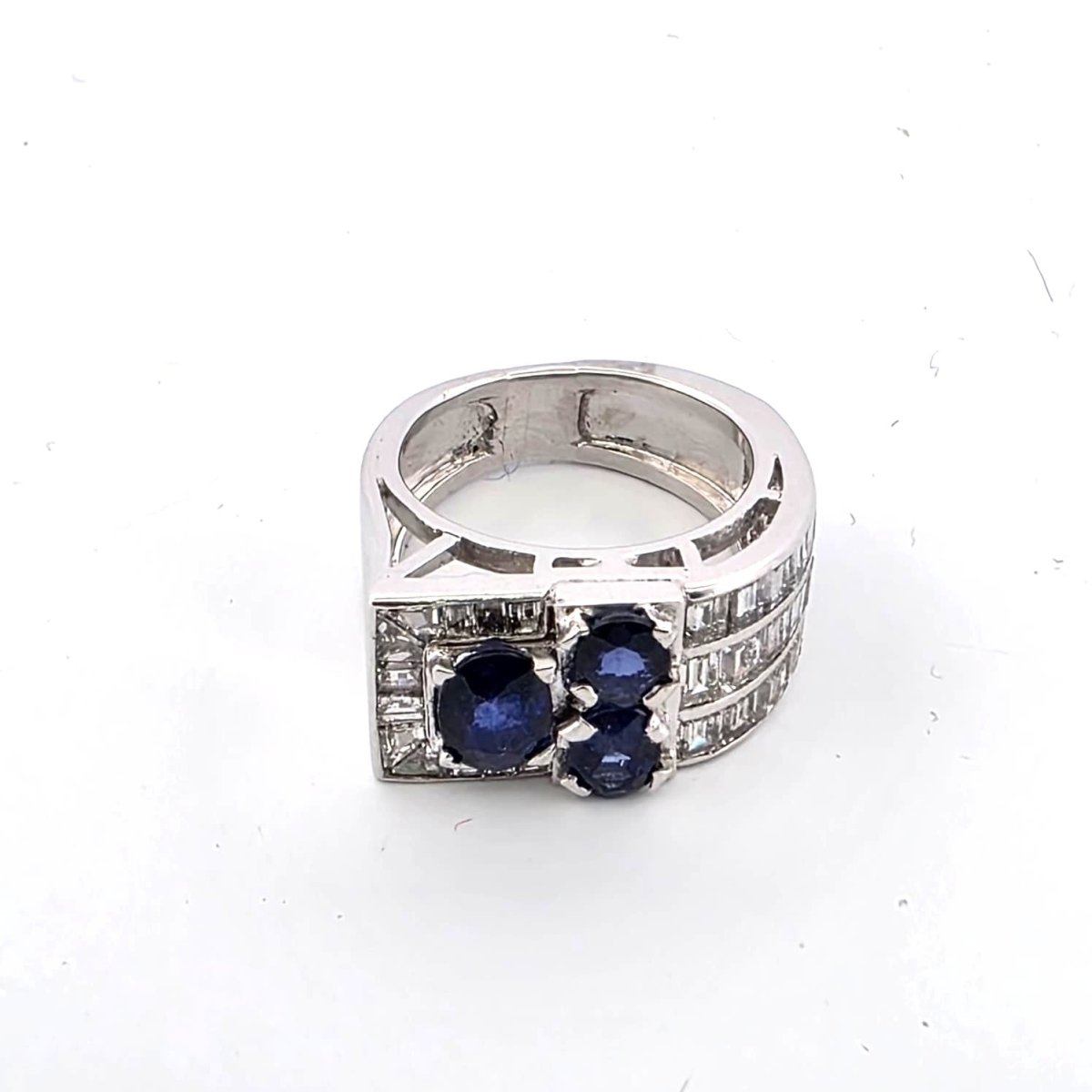 Bague Tank en or blanc, saphirs et diamants - Castafiore