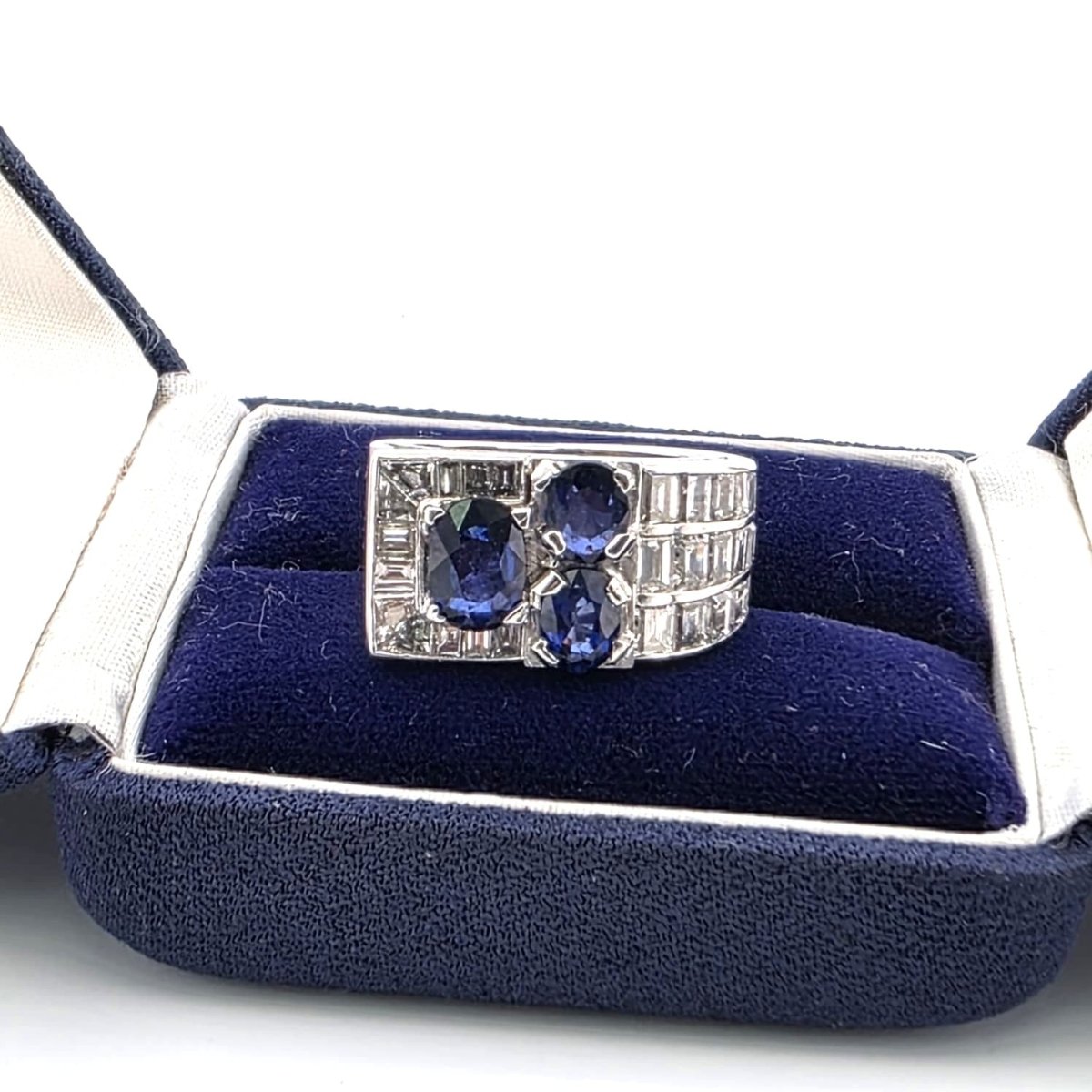 Bague Tank en or blanc, saphirs et diamants - Castafiore