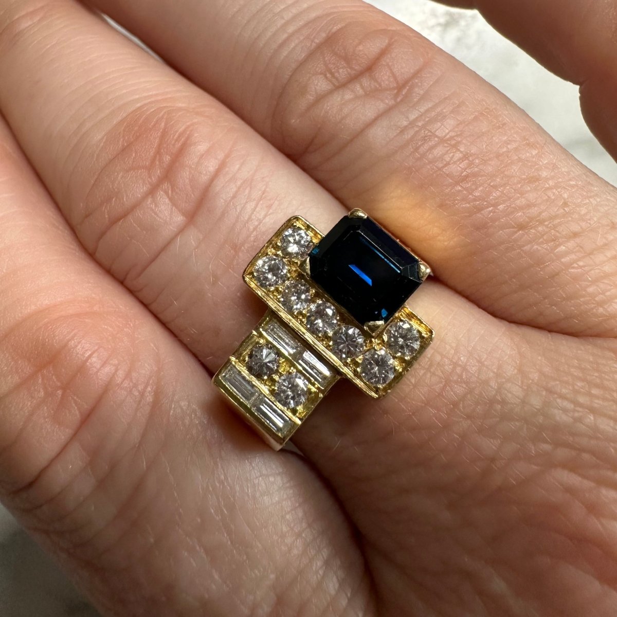 Bague Tank en or jaune, saphir et diamants - Castafiore