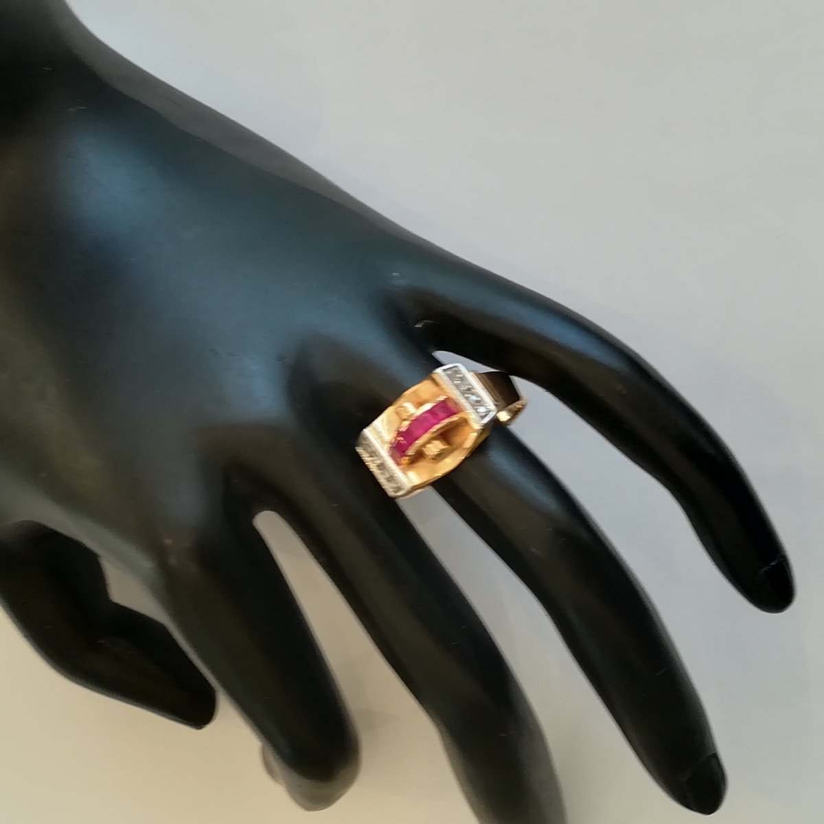 Bague Tank en or rose, platine, rubis et diamants - Castafiore