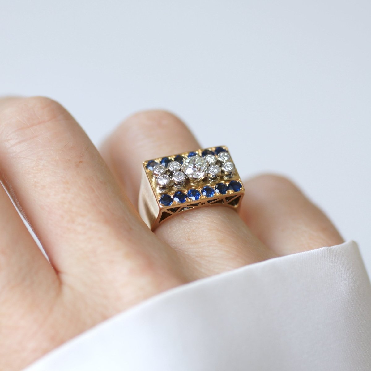 Bague Tank en or rose, platine, saphirs et diamants - Castafiore