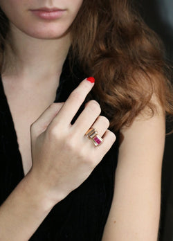 Bague Tank Or Jaune Et Pierres Rouges - Castafiore