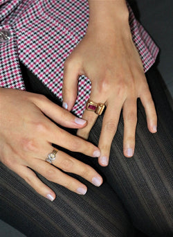 Bague Tank Or Jaune Et Pierres Rouges - Castafiore