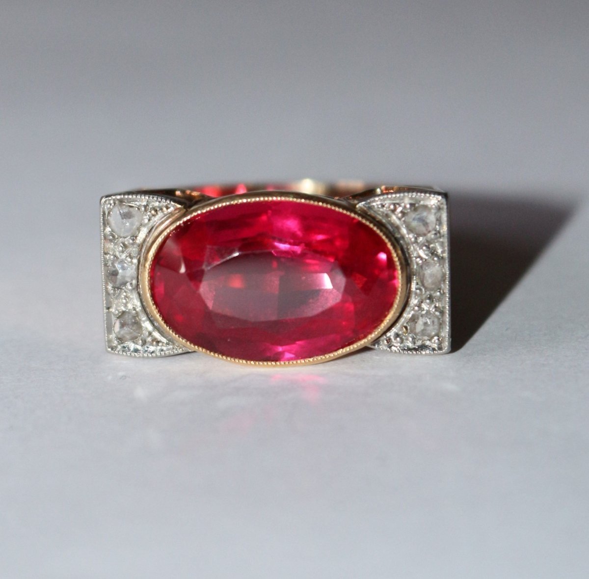 Bague Tank Or Jaune Et Platine, Saphir rose Verneuil Et Diamants - Castafiore