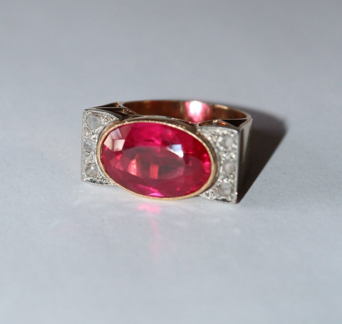 Bague Tank Or Jaune Et Platine, Saphir rose Verneuil Et Diamants - Castafiore