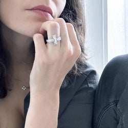 Bague TIFFANY & CO. "Tiffany T" en or blanc et diamants - Castafiore