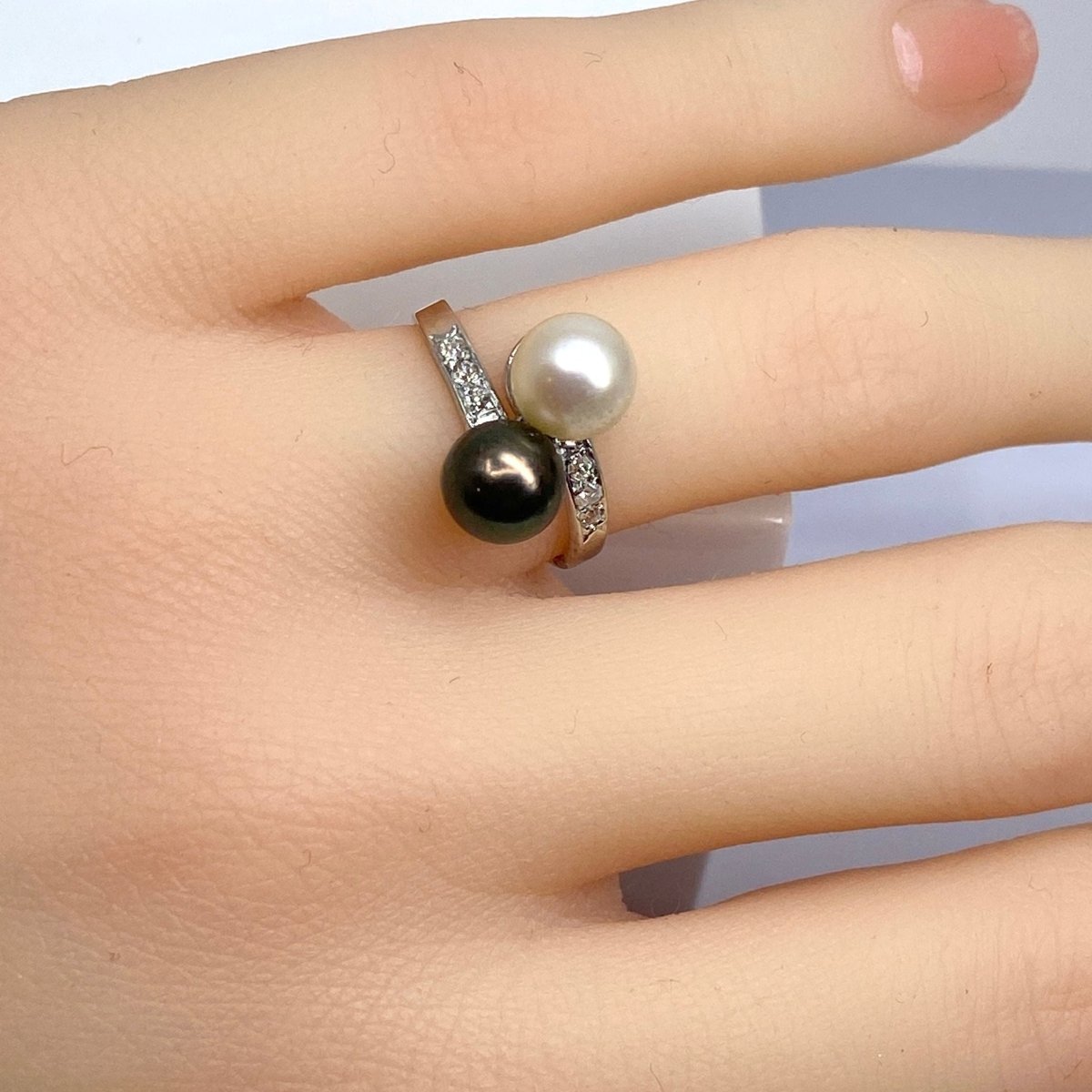 Bague Toi et moi en or blanc, perle tahiti et perle blanche - Castafiore