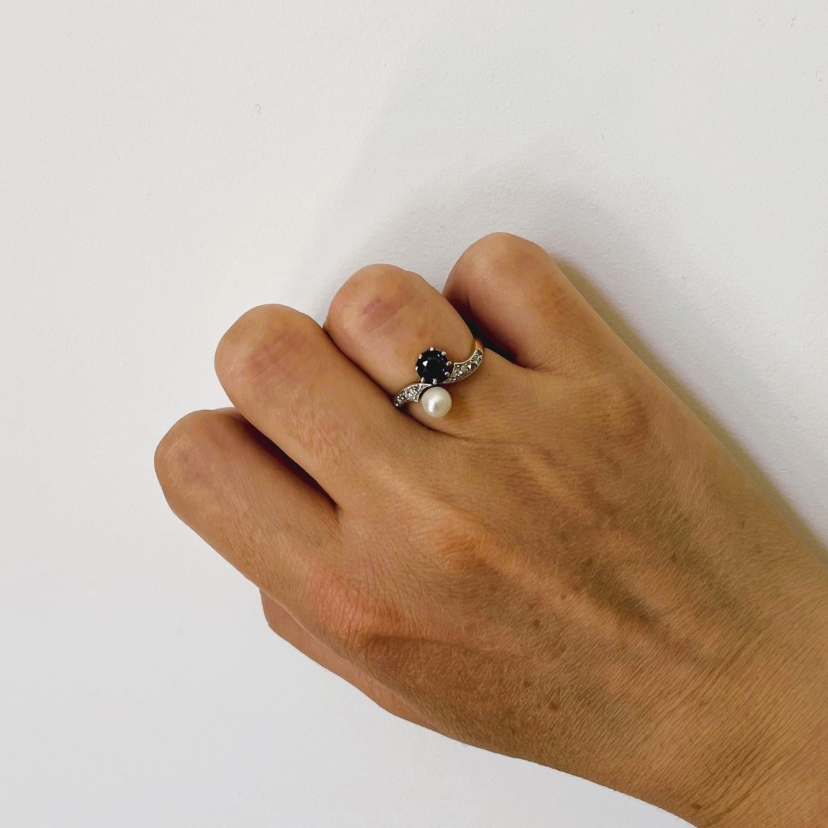 Bague Toi et Moi en or jaune, platine, saphir, perle de culture, et diamants - Castafiore
