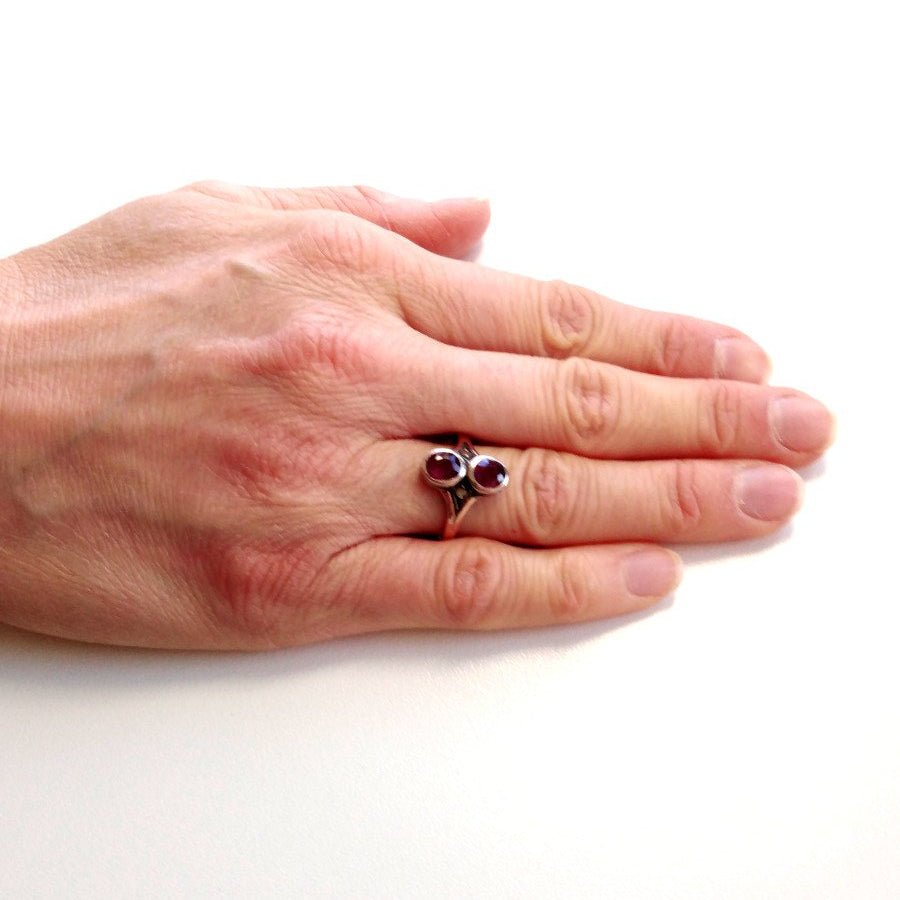 Bague Toi & Moi en or jaune, argent, grenats et diamants - Castafiore