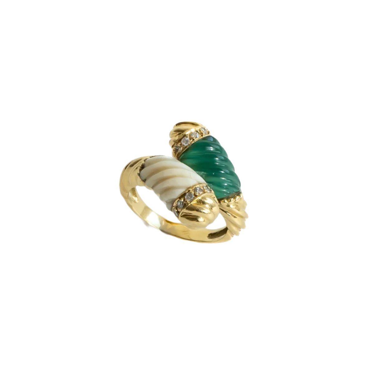Bague Toi & Moi en or jaune, jade et corail blanc