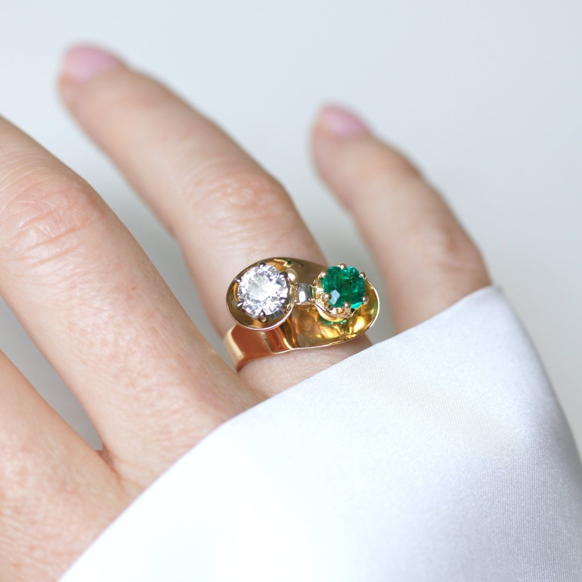 Bague Toi & Moi en or jaune, platine, émeraude et diamants - Castafiore