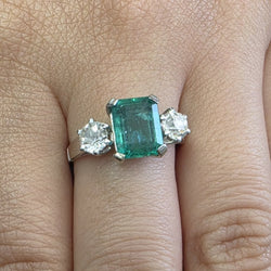 Bague Trilogie en or blanc, émeraude et diamants - Castafiore