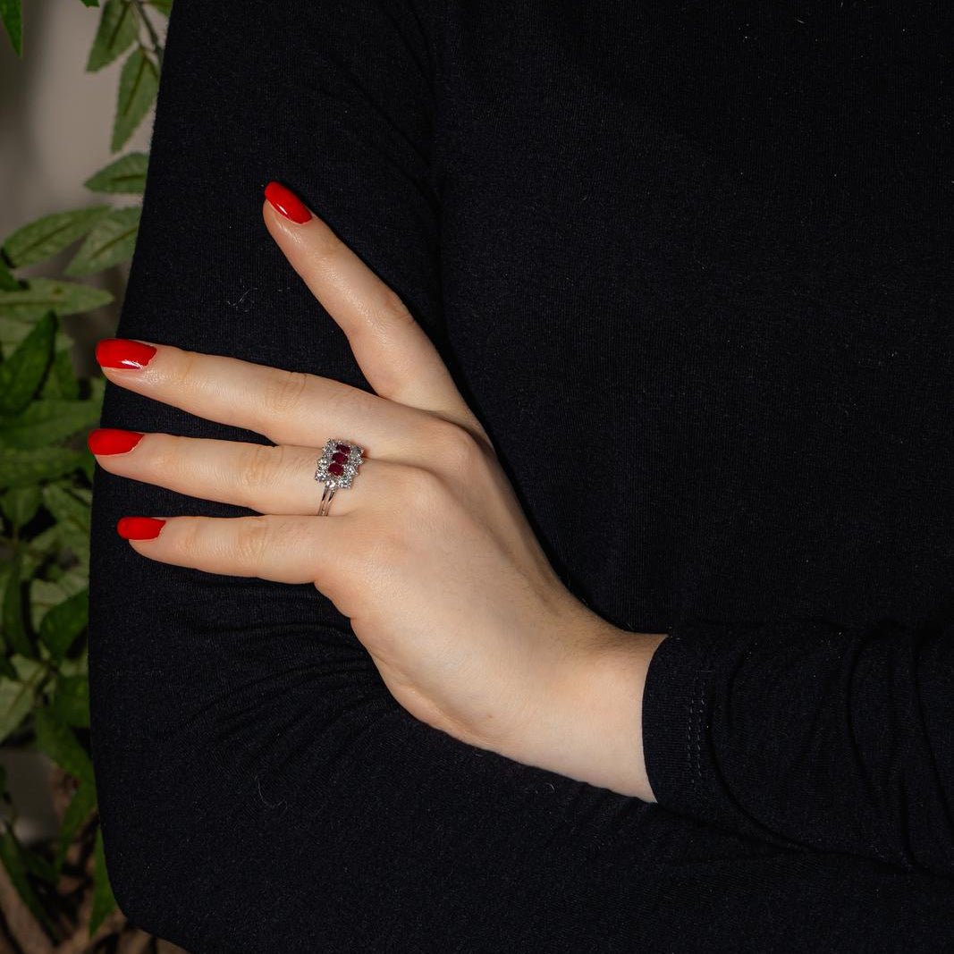 Bague Trilogie en or blanc, rubis et diamants - Castafiore